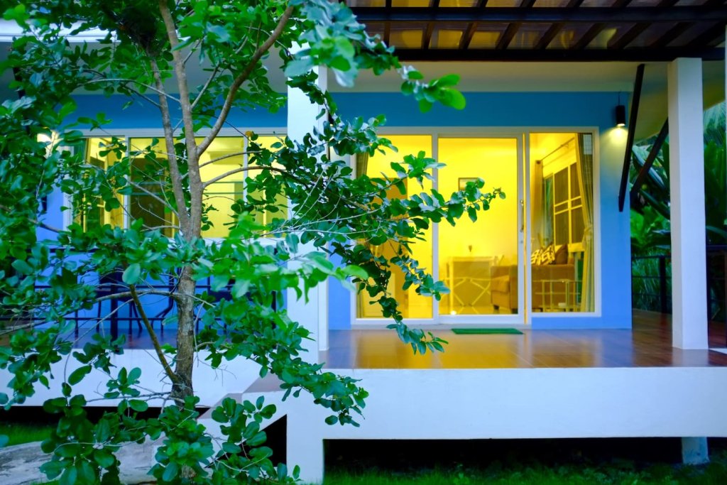 บ้านโมเดิร์นชั้นเดียวขนาดเล็ก สไตล์รีสอร์ท ตกแต่งด้วยโทนสีฟ้าสดใสและแสงไฟวอร์มไลท์แสนอบอุ่น